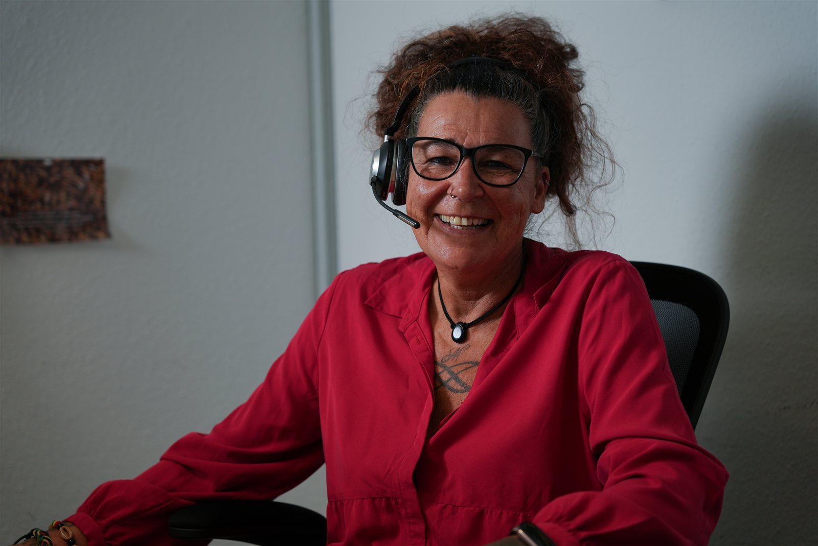 Ramona mit Headset bei Thera.Solution
